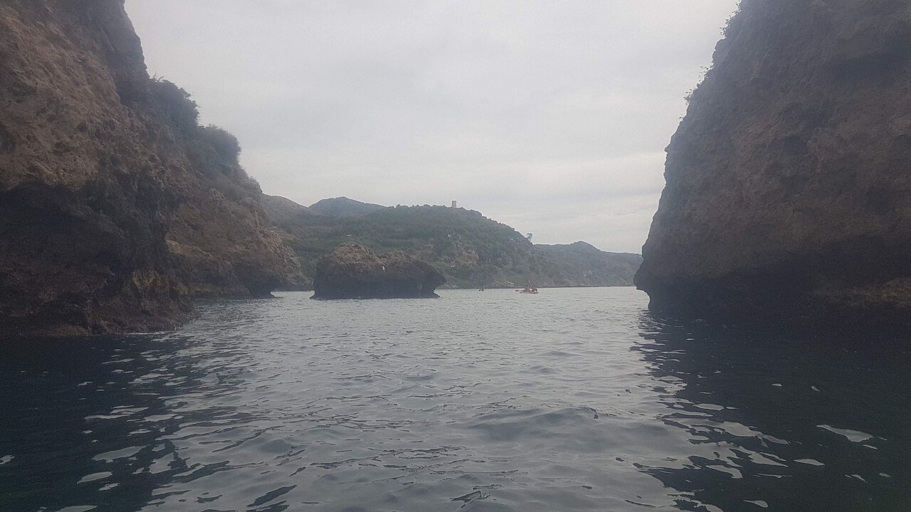 Acantilados de Maro con aguas cristalinas
