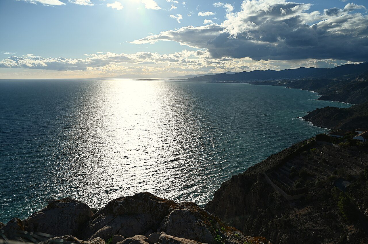 Acantilados de Maro-Cerro Gordo con el Mediterráneo al fondo