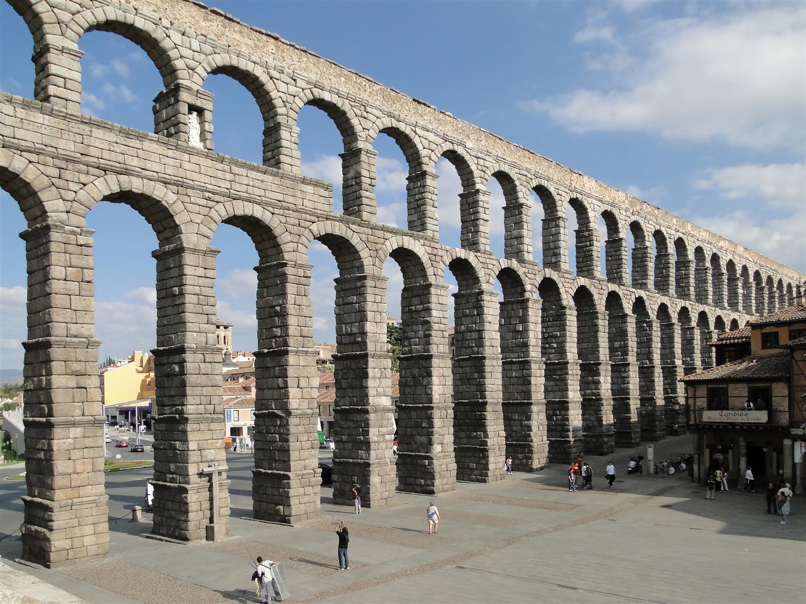 El Acueducto Romano de Segovia desde la Plaza del Azoguejo: dos pisos de arcos de granito sin argamasa que alcanzan los 28 metros de altura, uno de los monumentos romanos mejor conservados del mundo