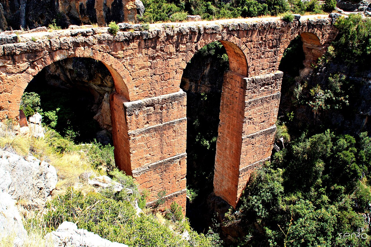 Canal del acueducto romano de Peña Cortada tallado en la roca, Chelva