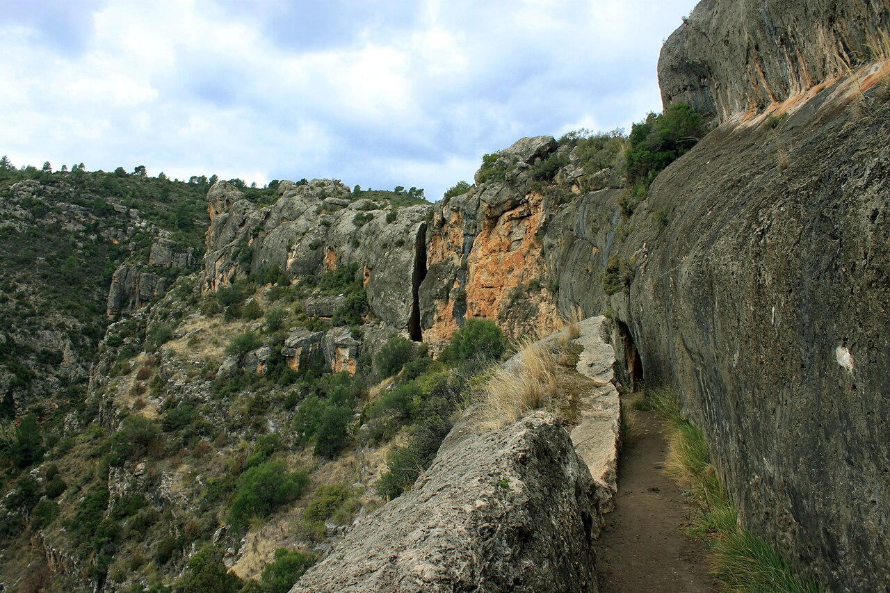Tramo del viaducto romano de Peña Cortada con el canal excavado en la roca