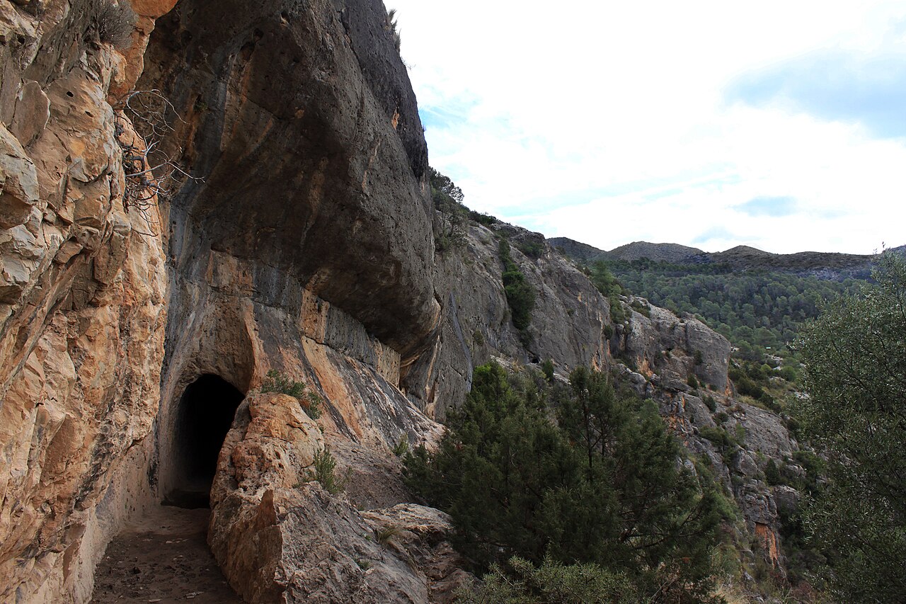 El acueducto romano de Peña Cortada entre la vegetación del barranco, Valencia