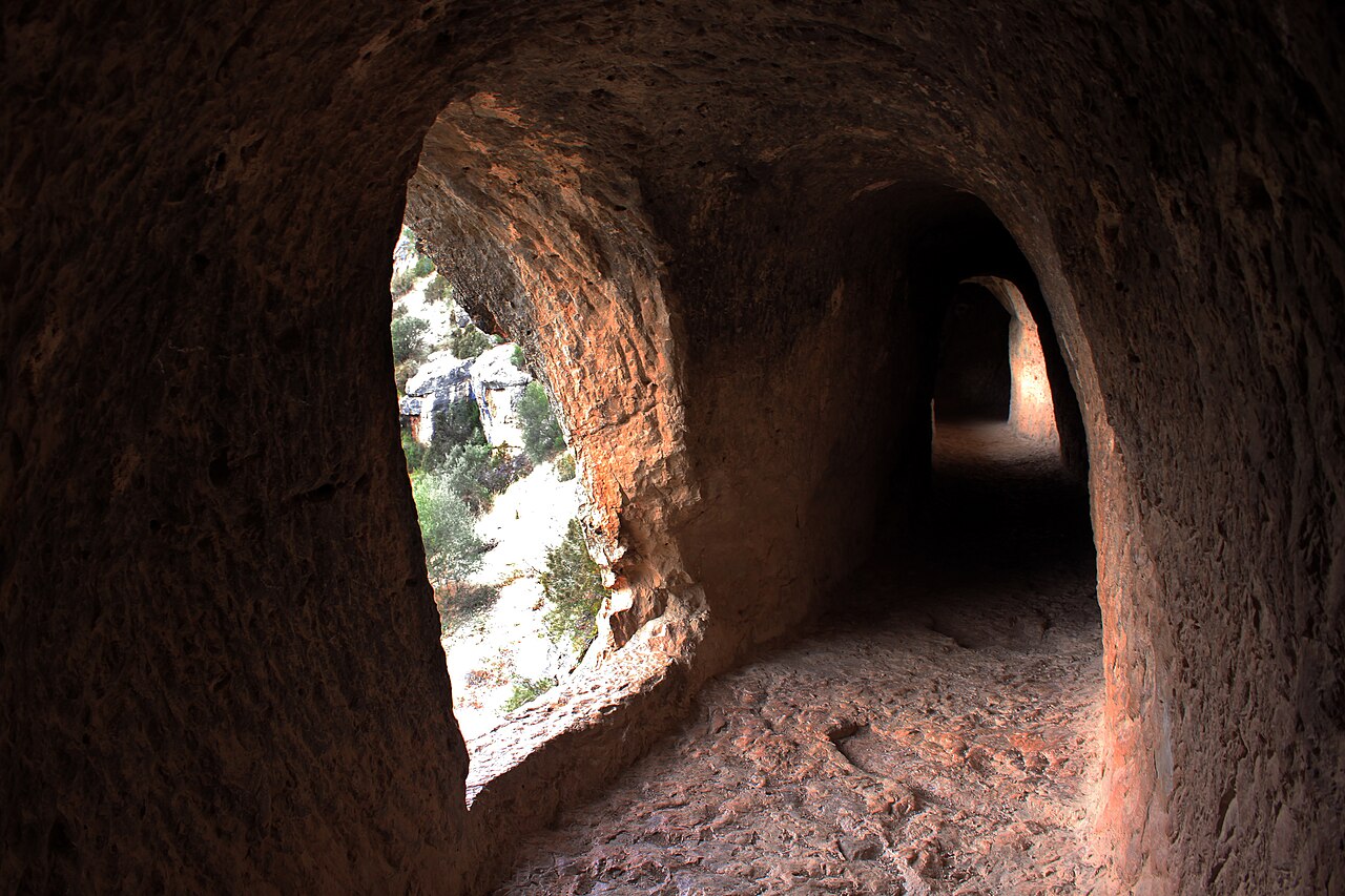 Interior del túnel del viaducto romano con ventanas de ventilación excavadas en la roca