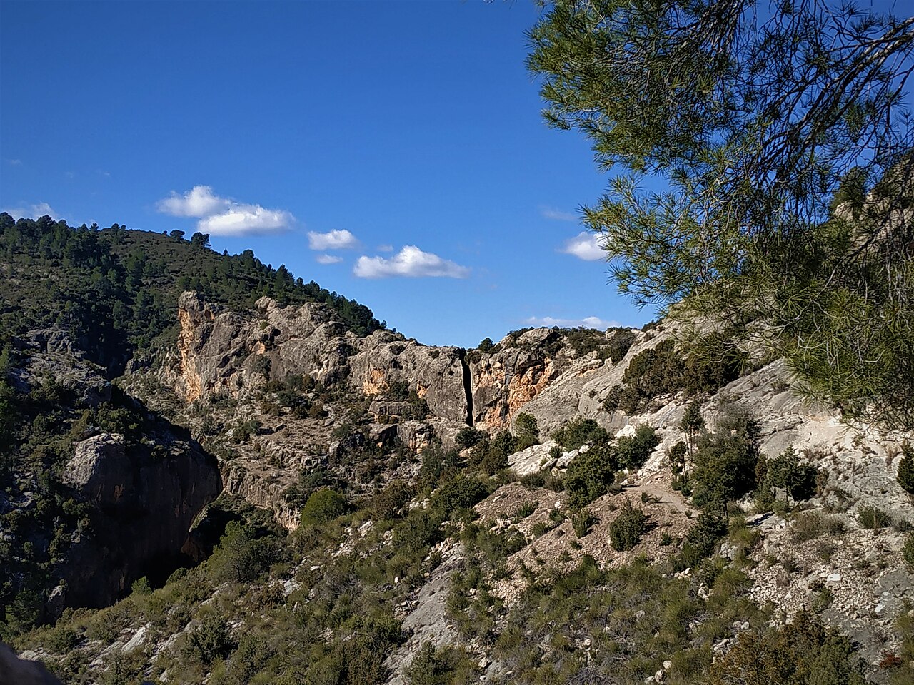 Vista del acueducto romano de Peña Cortada, Calles (Valencia)