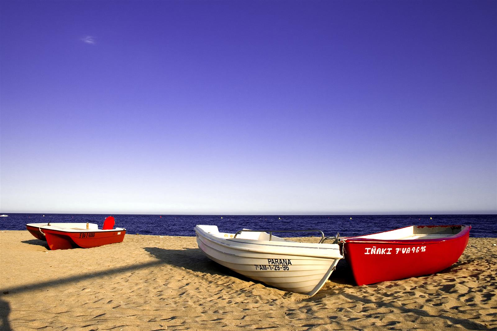 Panorámica de la bahía de Agua Amarga con las casas blancas del pueblo pescador y la costa del Cabo de Gata