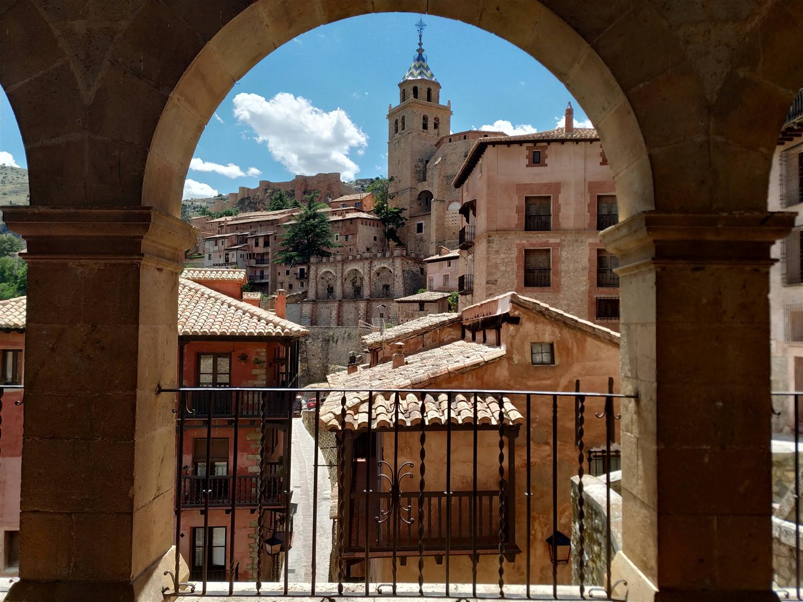 Callejuela medieval del centro histórico de Albarracín con la piedra rojiza característica, balcones de madera y callejón estrecho, Teruel, Aragón