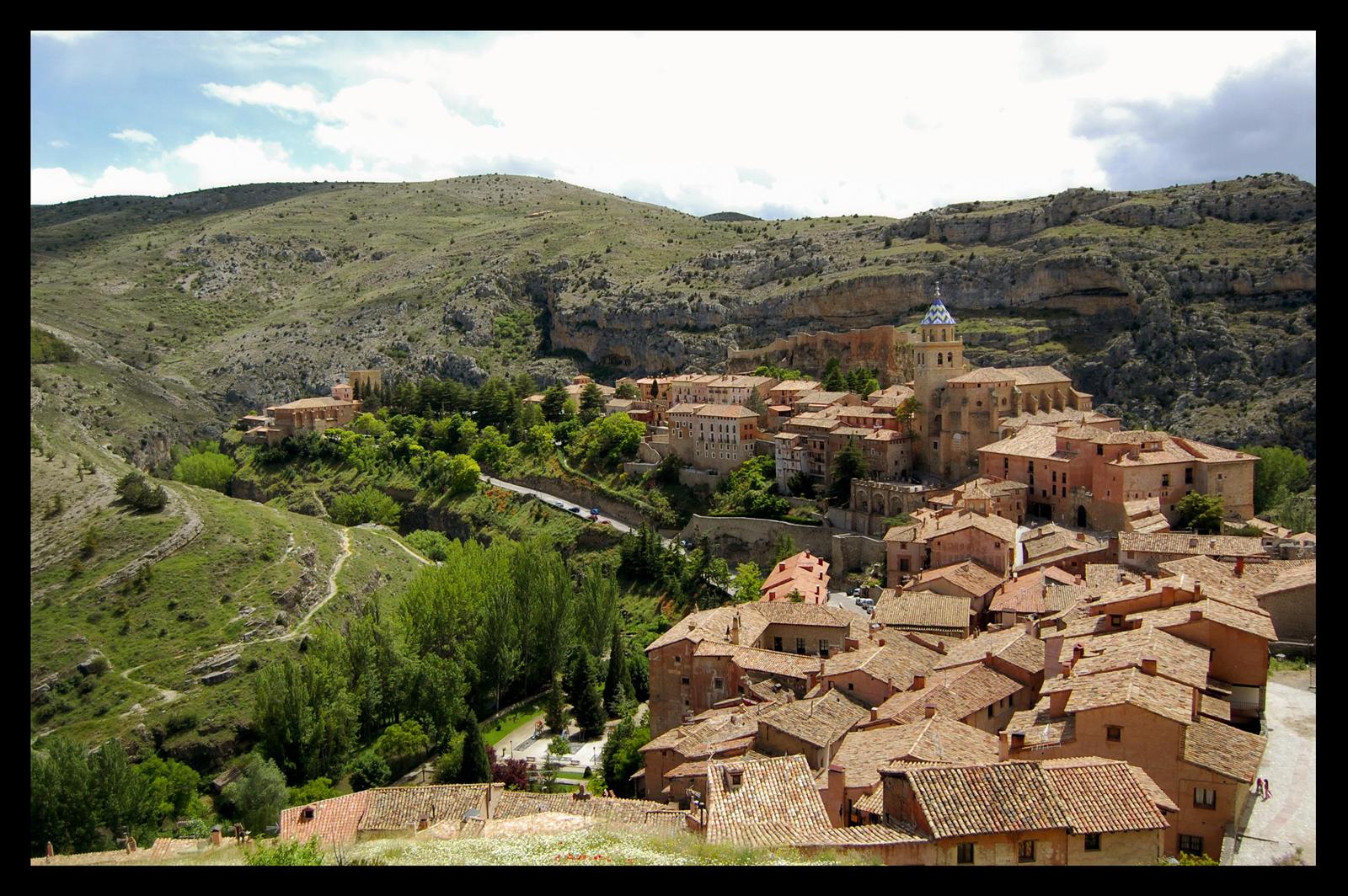 Vista desde el camino de ronda de las murallas de Albarracín sobre los tejados de teja árabe del pueblo medieval, Teruel, Aragón
