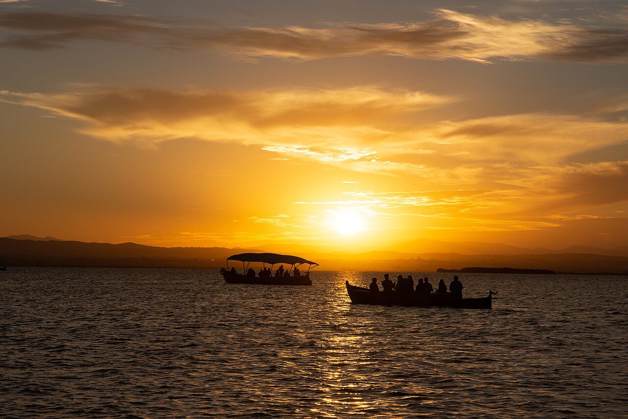 Atardecer en la Albufera de Valencia — la laguna al caer el sol