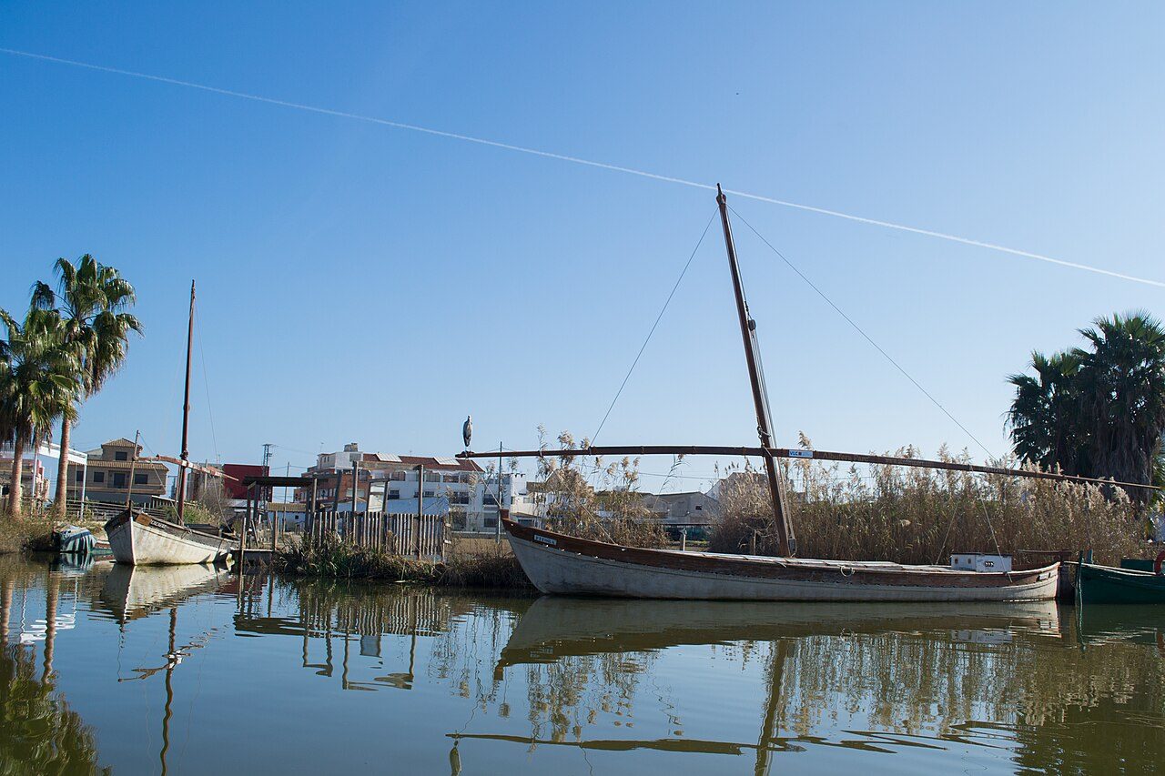 Barcas tradicionales de madera en la laguna de la Albufera de Valencia