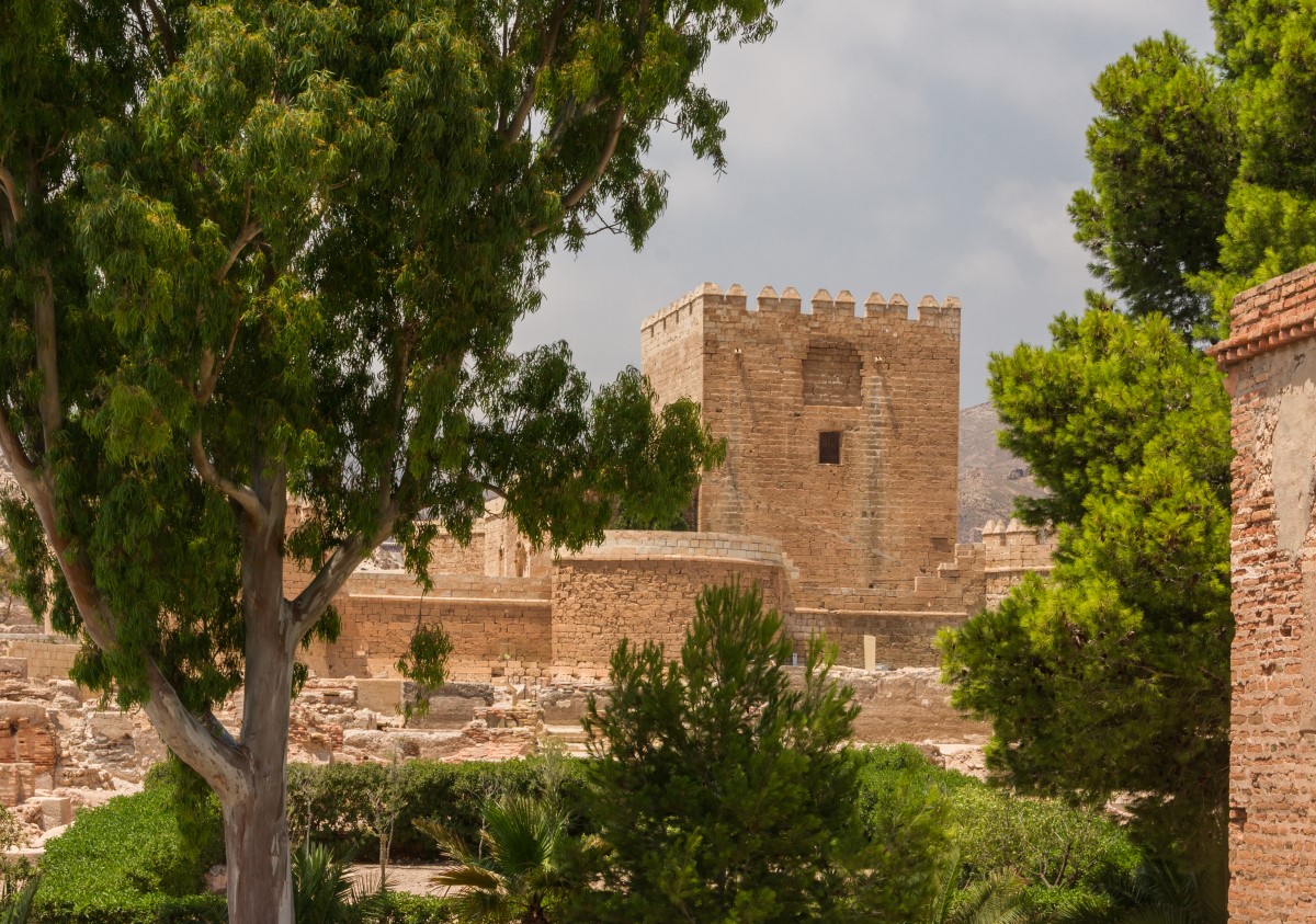 Jardines y torre del segundo recinto de la Alcazaba de Almería