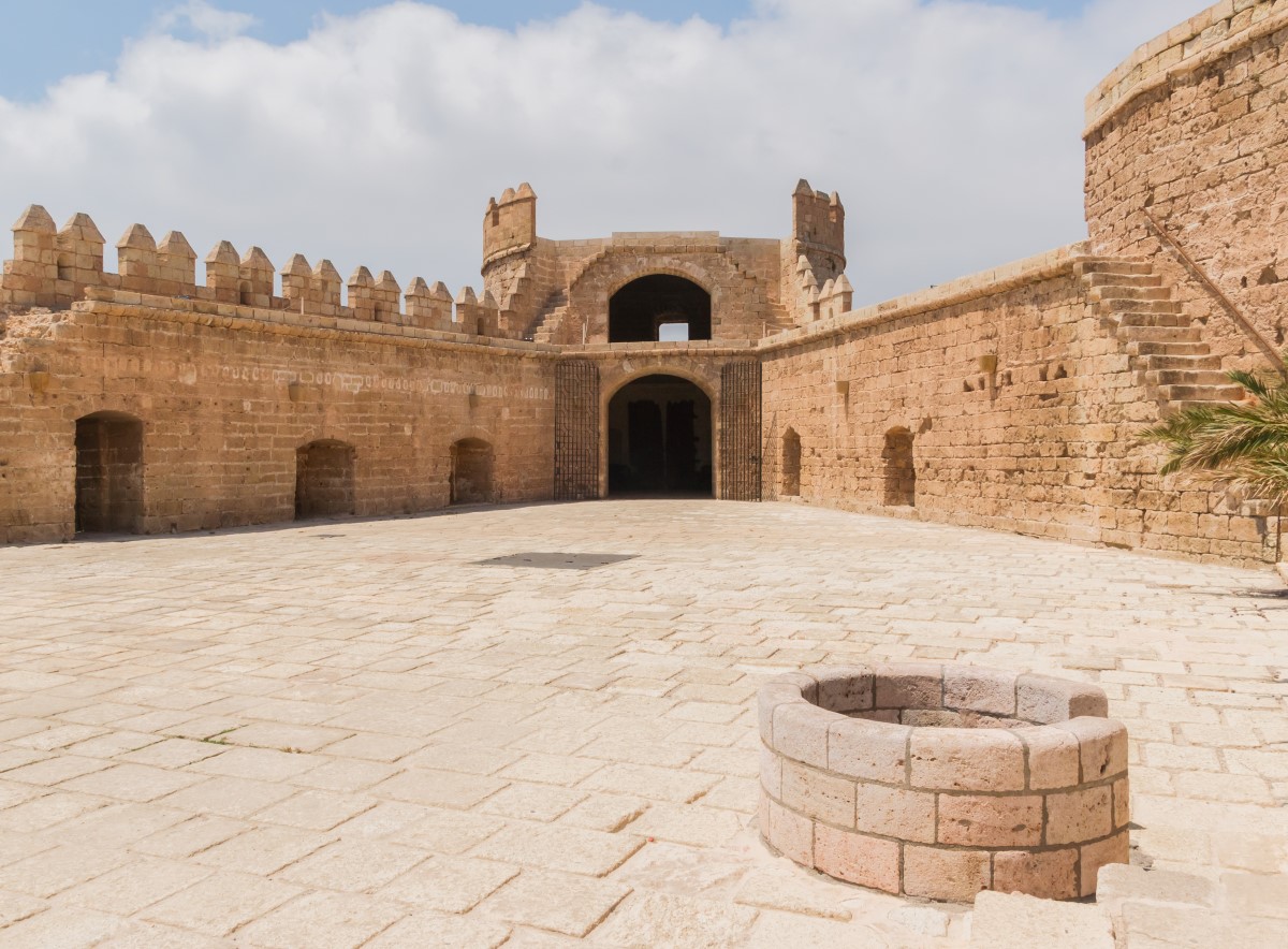 Torre de la Pólvora y patio interior de la Alcazaba de Almería