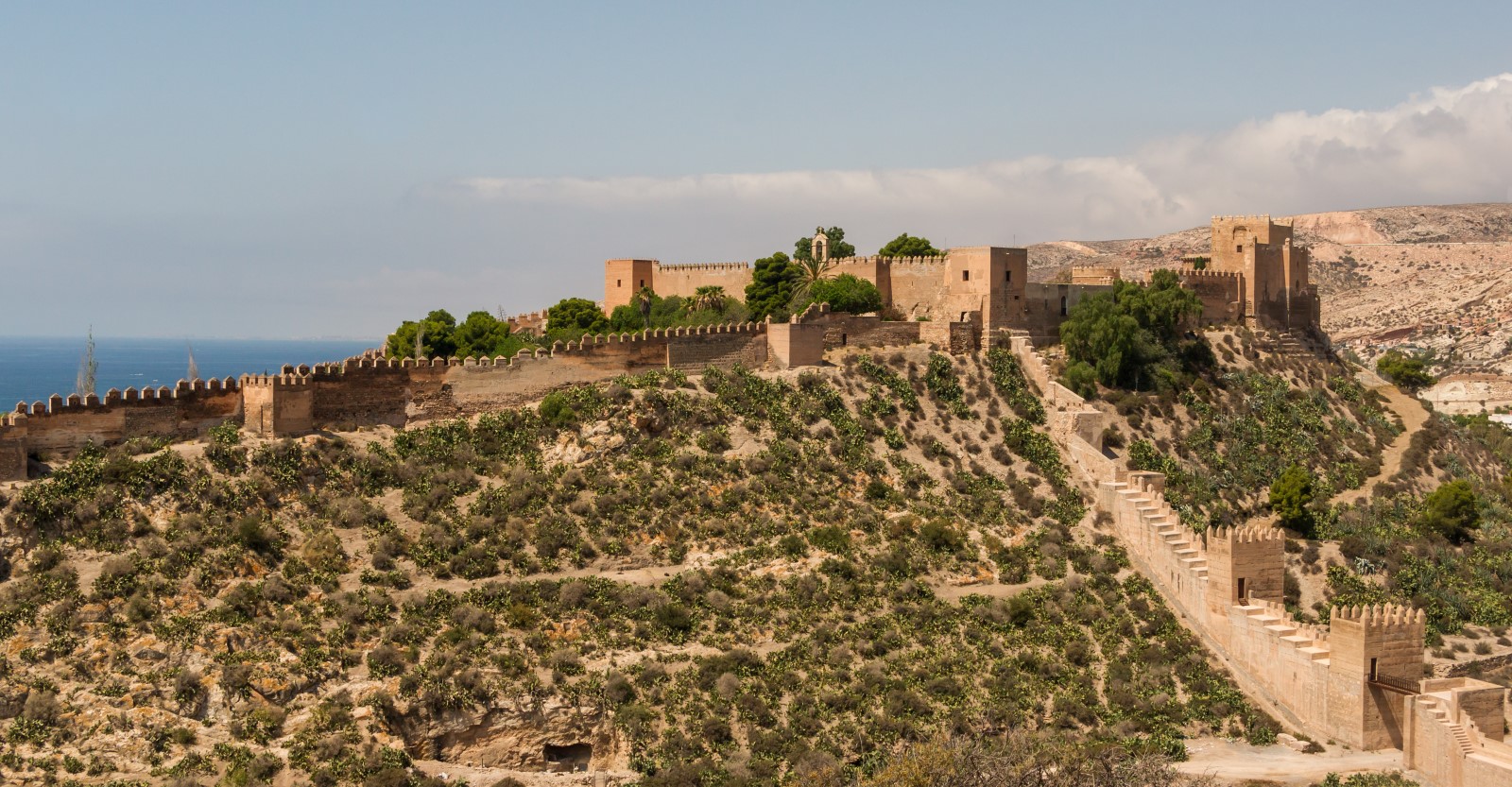 Vista exterior de la Alcazaba de Almería desde el este, con las murallas y la ciudad al fondo