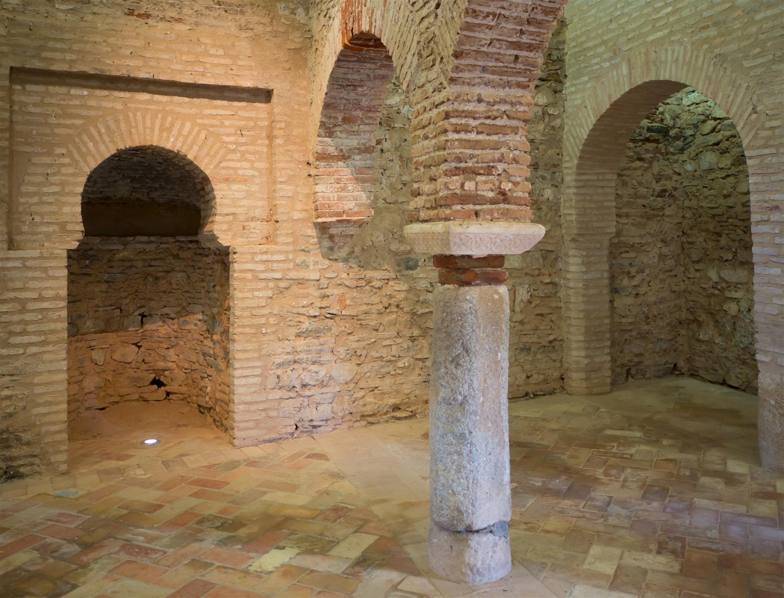 Interior de la mezquita de Almonaster la Real, mihrab y arquería de herradura