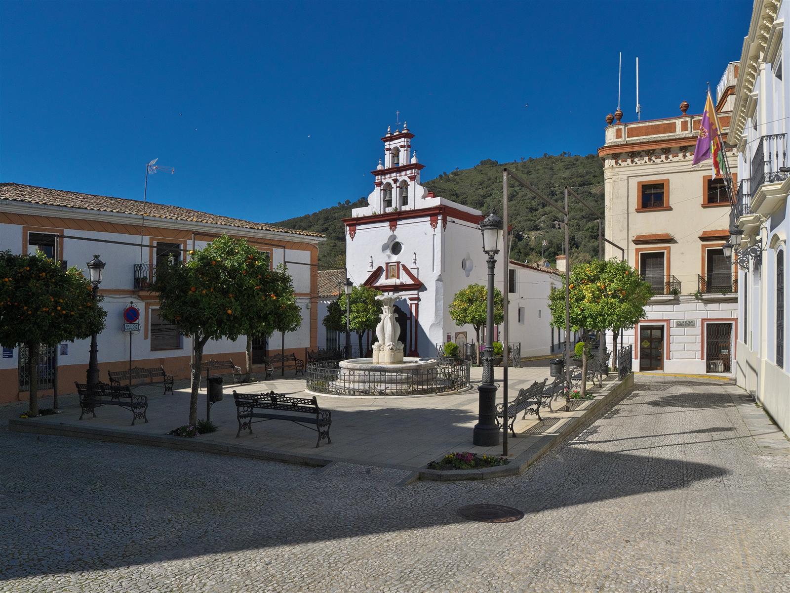 Plaza de la Constitución de Almonaster la Real con el ayuntamiento