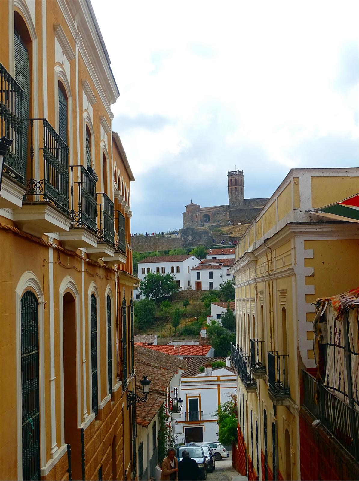 Calle Perulero en el casco histórico de Almonaster la Real
