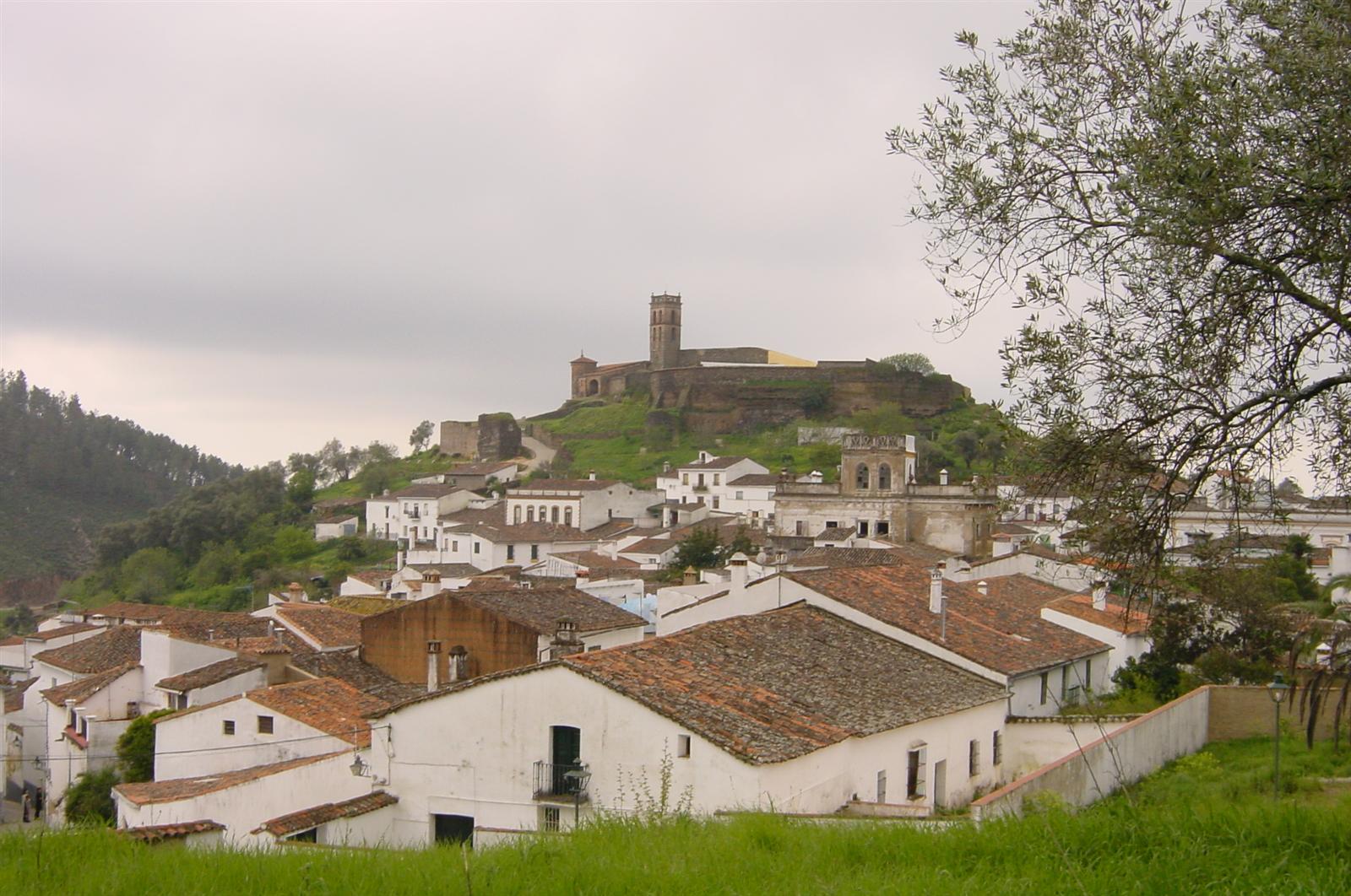 Castillo y mezquita de Almonaster la Real vistos sobre el pueblo