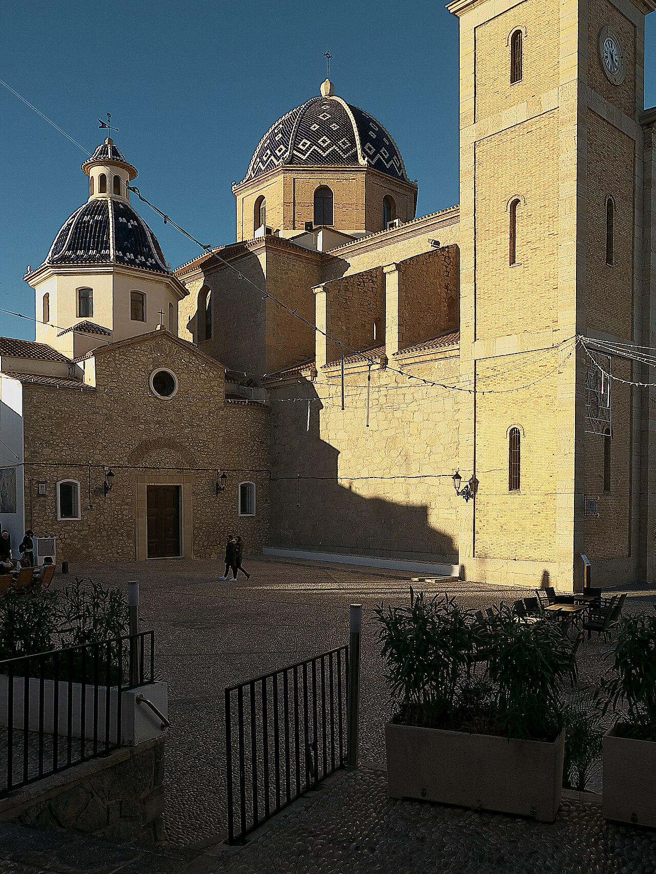 Fachada blanca y flores en el casco histórico de Altea