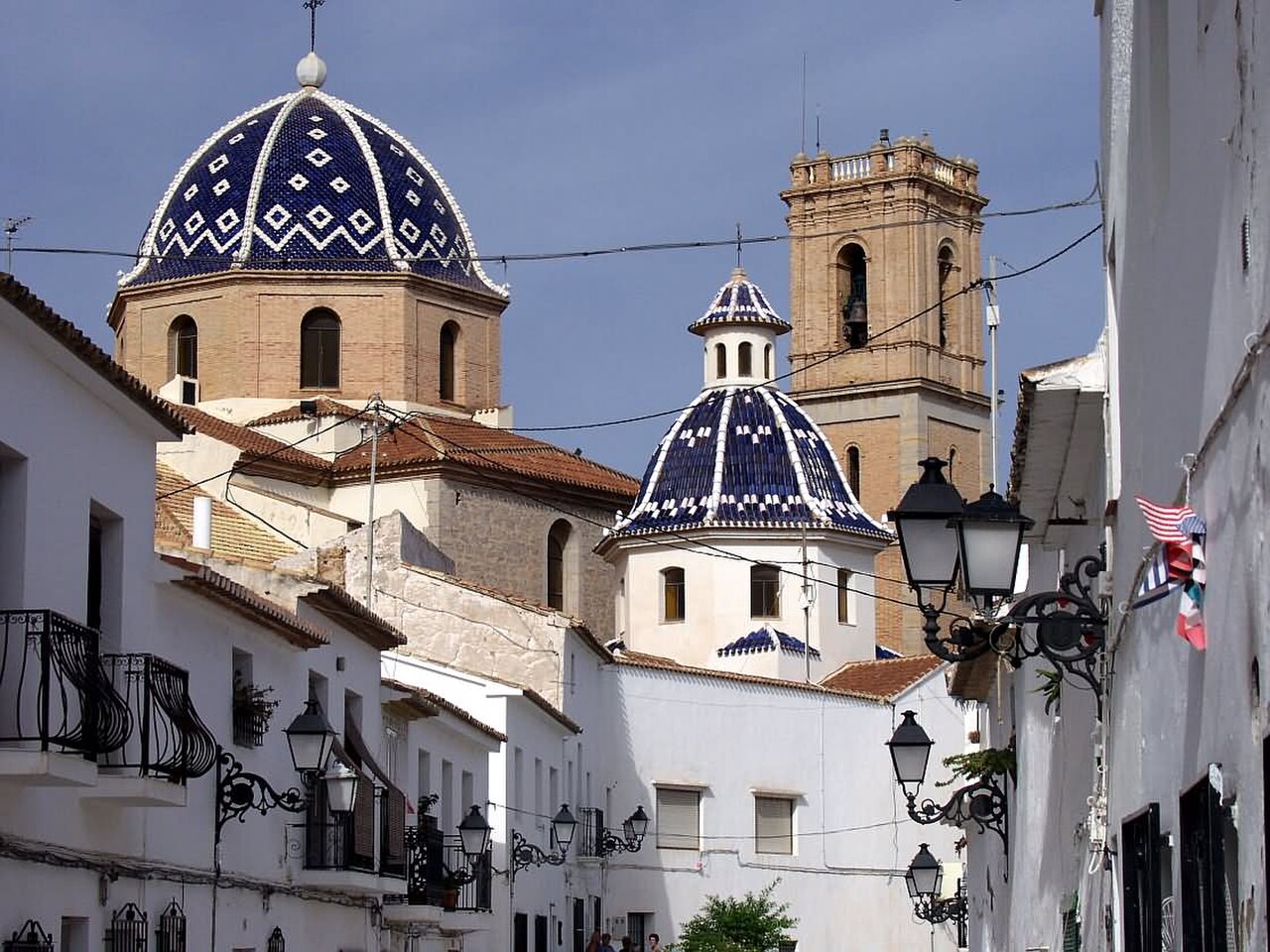 Cúpulas azules de la iglesia de Altea con el Mediterráneo al fondo