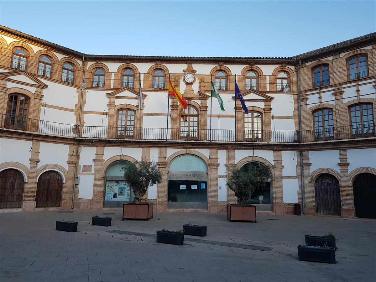 Fachada de ladrillo rojo y cal blanca de la Plaza Ochavada de Archidona, Málaga