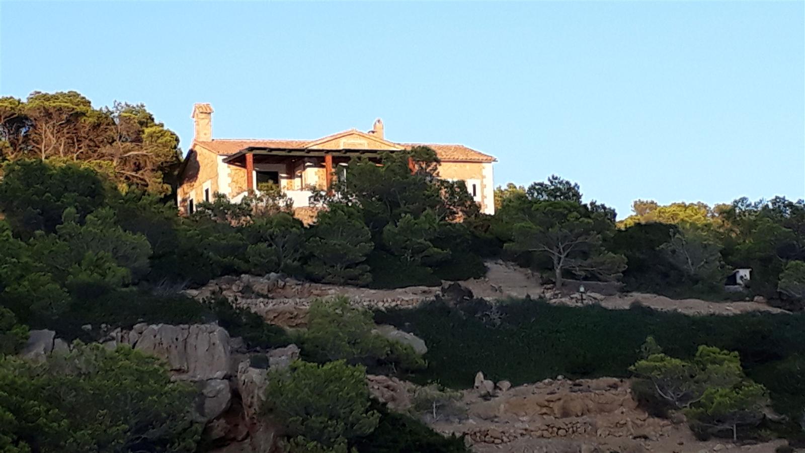 Puerto de la isla de Cabrera con las casas del destacamento y la pequeña aldea, Illes Balears