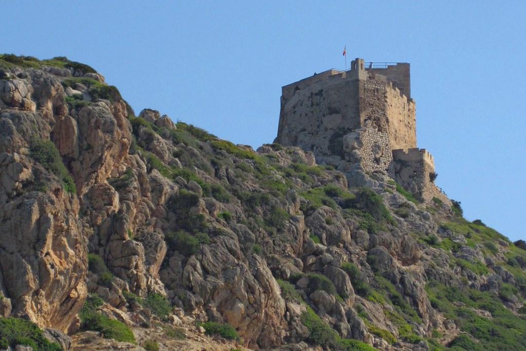 Castillo medieval del siglo XIV en lo alto de la isla de Cabrera, con vistas a la bahía y el archipiélago