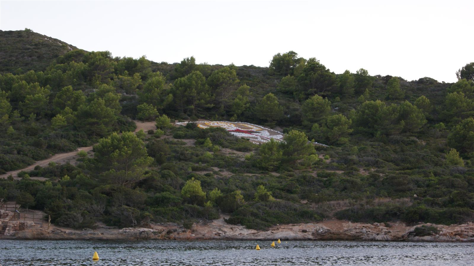Vista del Archipiélago de Cabrera desde el mar, con la isla principal y sus aguas cristalinas turquesas, Illes Balears