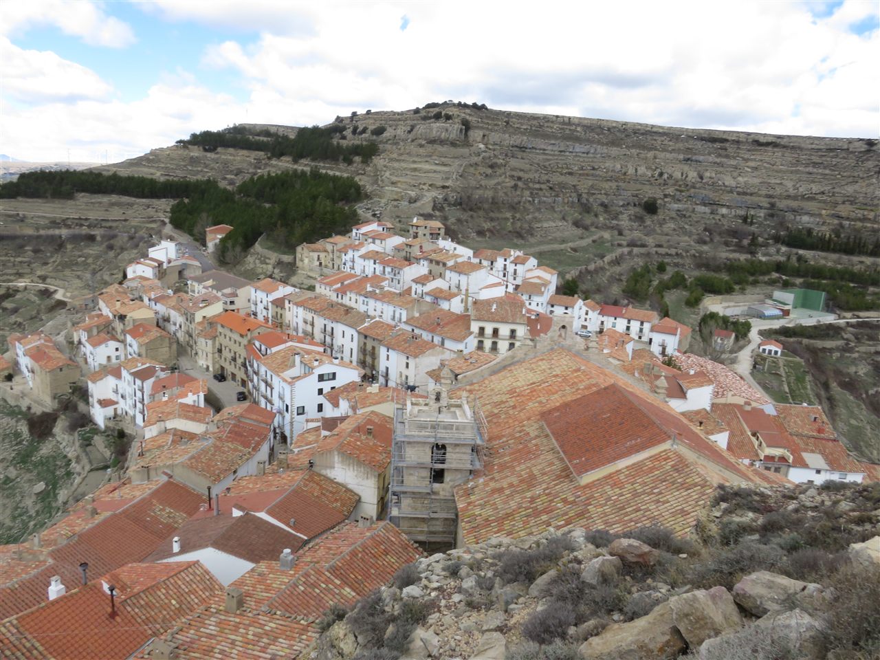 Vista de Ares del Maestrat con el pueblo encaramado sobre el peñasco calcáreo del Maestrazgo, Castellón