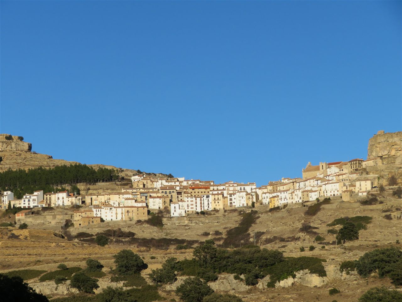 Panorámica de Ares del Maestrat con el peñasco y el castillo sobre el paisaje del Maestrazgo