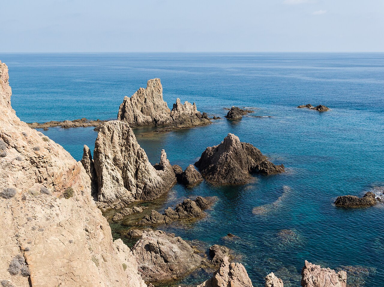 Rocas y mar en Cabo de Gata, Andalucía