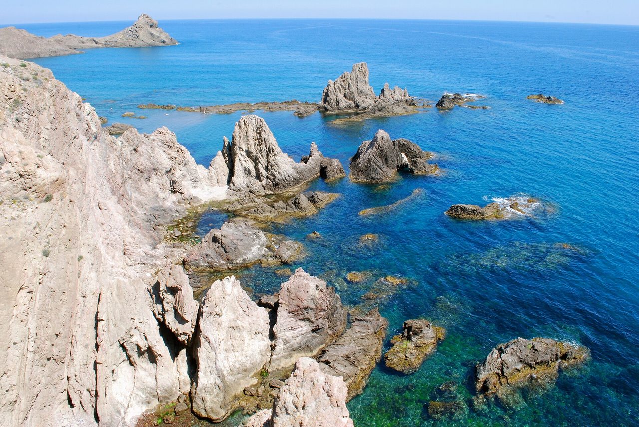 Arrecife de las Sirenas con el faro de Cabo de Gata al fondo, Almería