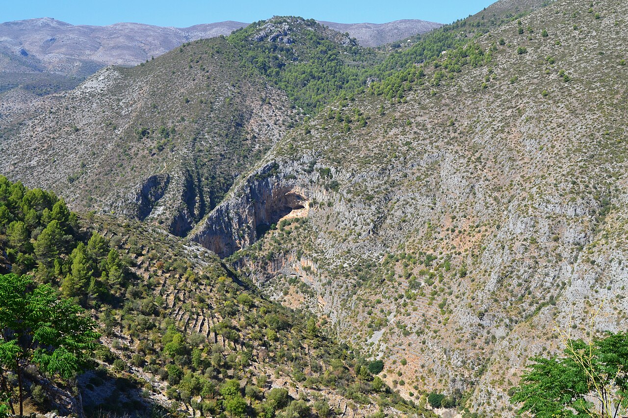 Paredes del Barranc de l'Infern con el río en el fondo