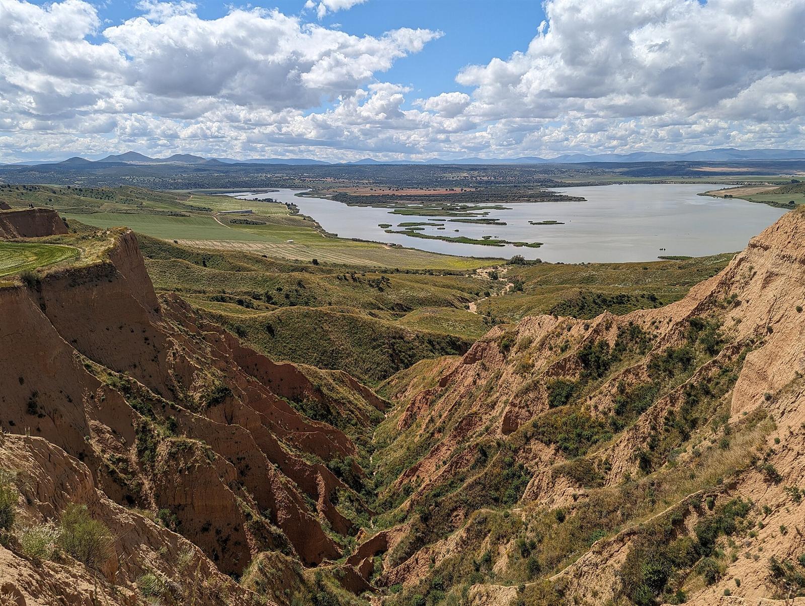 Vista desde uno de los miradores sobre el embalse de Castrejón y las cárcavas
