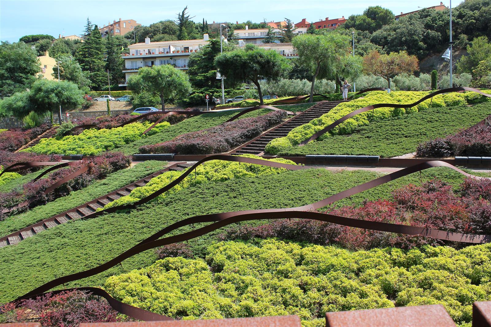 Panorámica de un barrio mediterráneo de Begur con vegetación y casas de piedra, Costa Brava, Girona