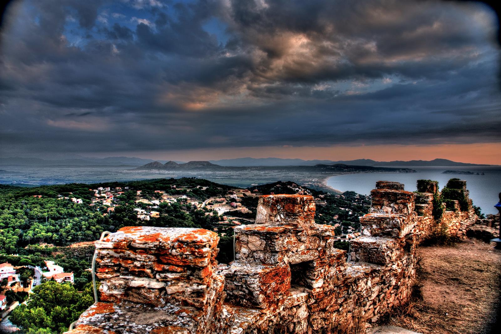 Vistas dramáticas desde el castillo de Begur con el Mediterráneo al fondo y cielo cambiante