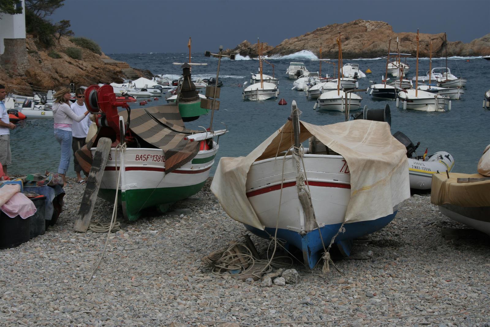 Cala de Sa Tuna, Begur, con barcas de pesca y aguas azules entre rocas, Costa Brava, Girona