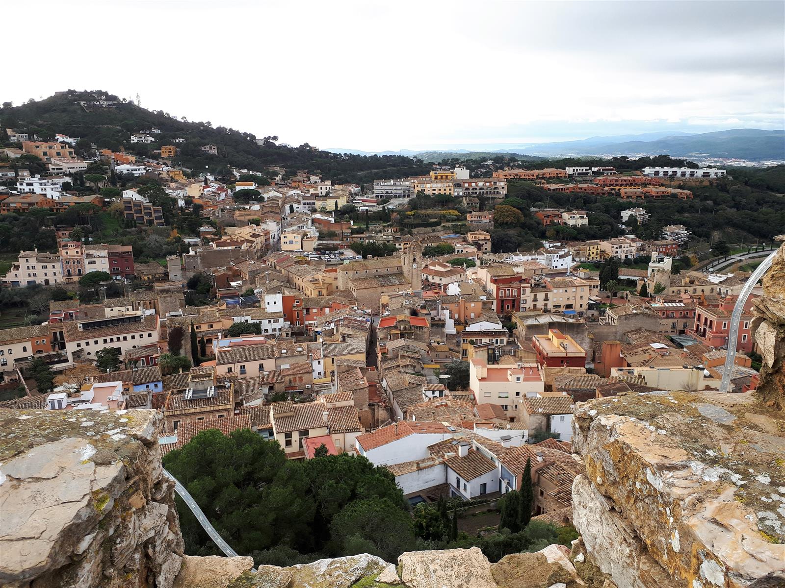 Vista del pueblo medieval de Begur desde el castillo, con casas de piedra sobre la colina y la Costa Brava al fondo, Girona