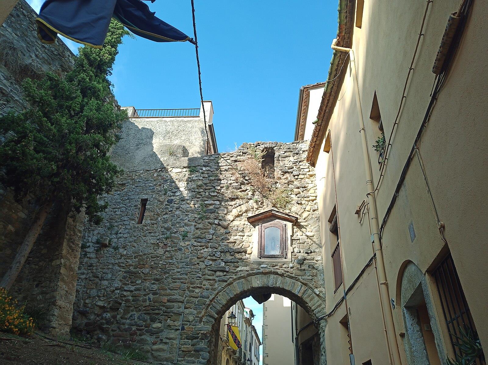 Arco medieval de piedra en una calle del casco histórico de Besalú, Girona