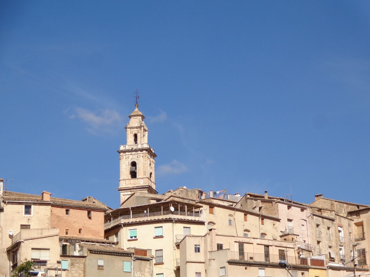 Torre de la iglesia de San Pedro sobre el casco histórico medieval de Bocairent, Valencia