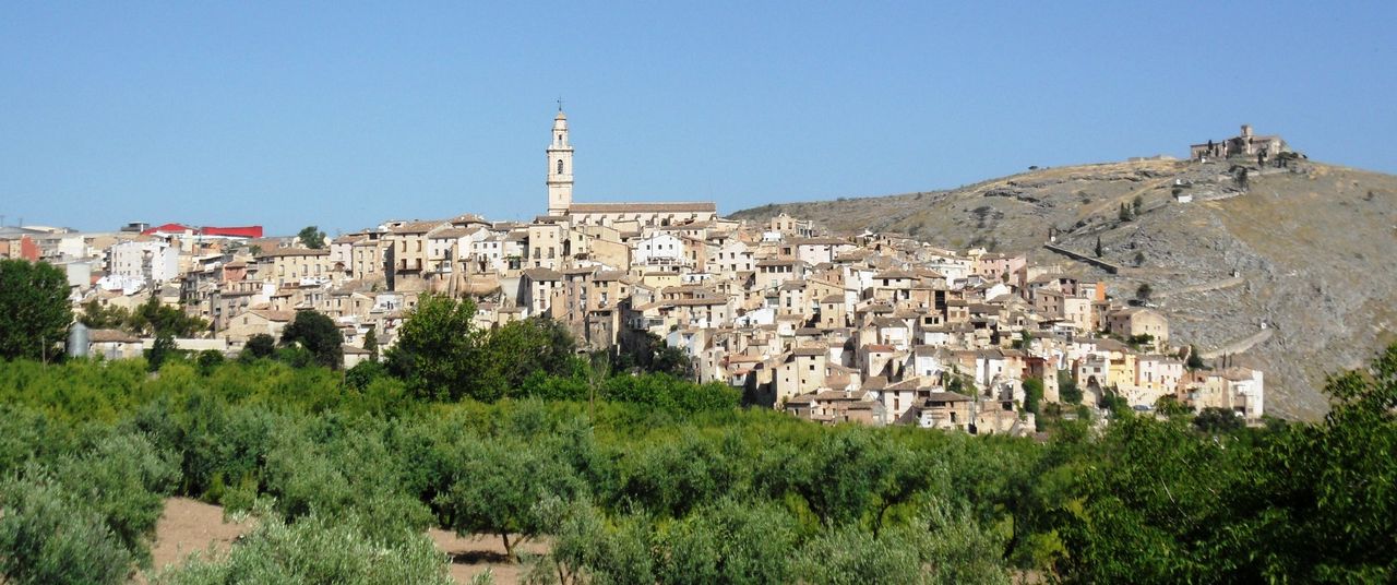 Panorámica de Bocairent desde la vía verde, con las sierras al fondo