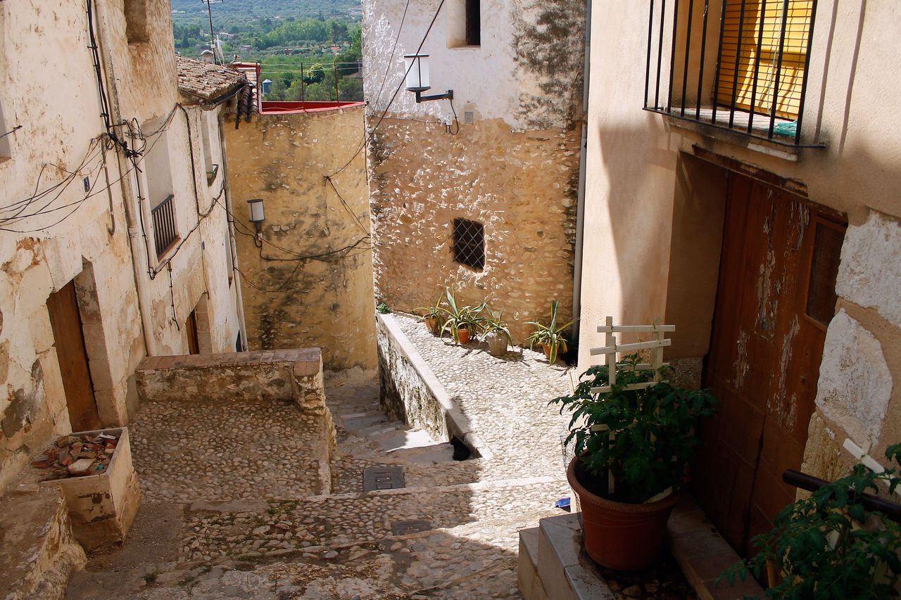 Vista del casco histórico de Bocairent con el barranco y las sierras de la Mariola