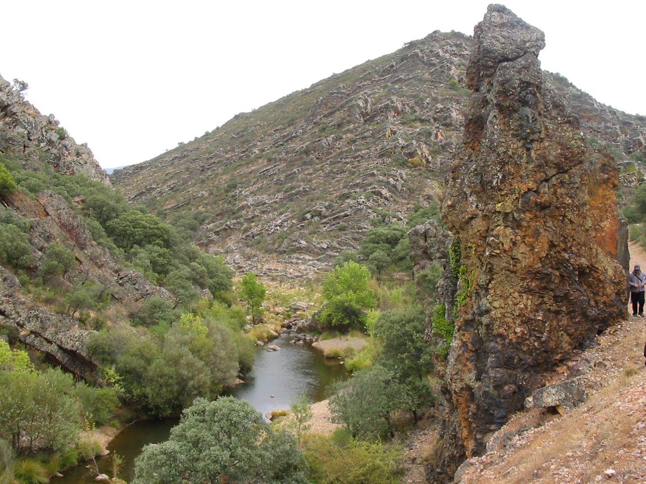 Sendero junto a las Torres del Estena