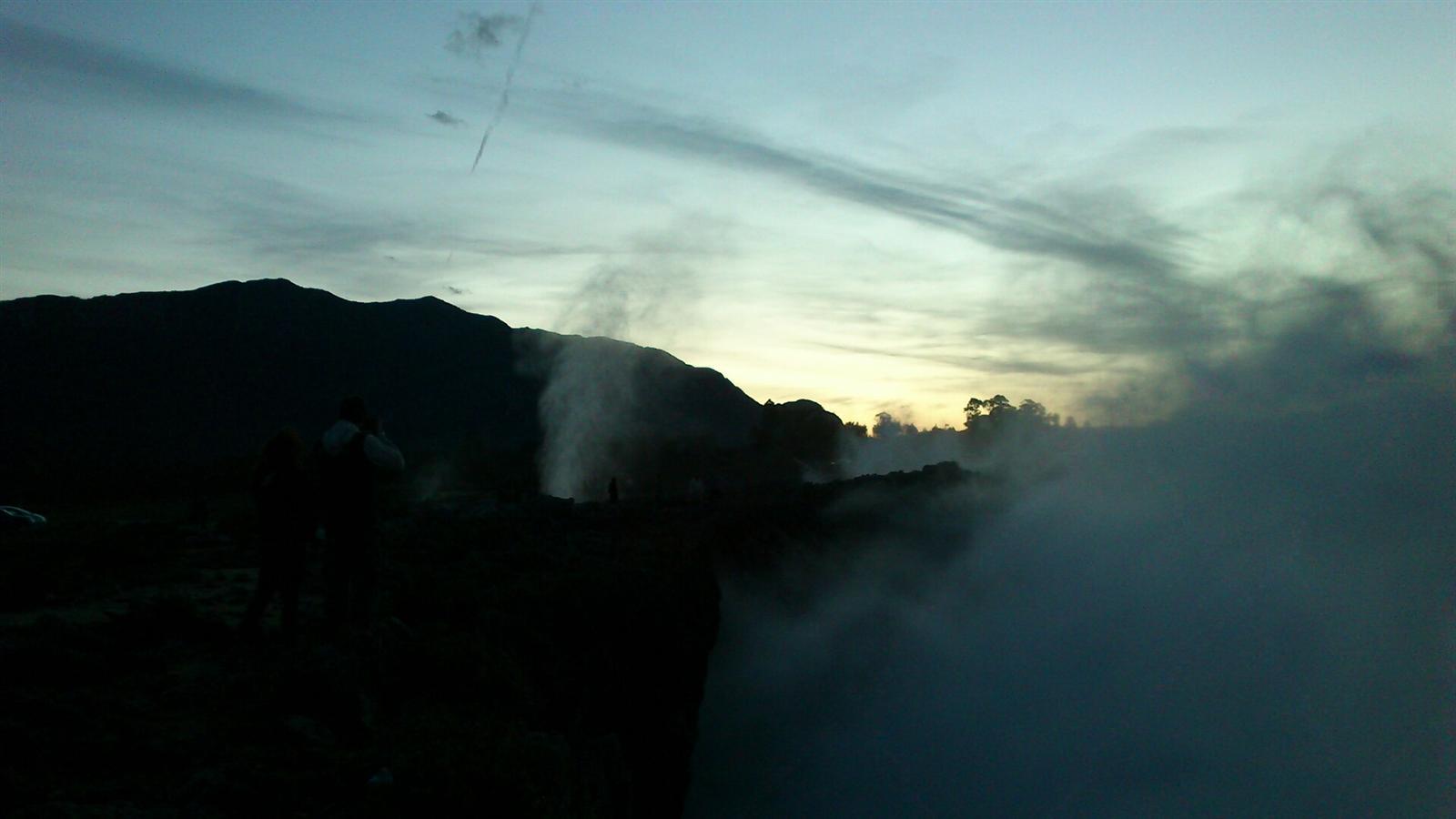 Bufón activo expulsando vapor y agua al atardecer en Pría