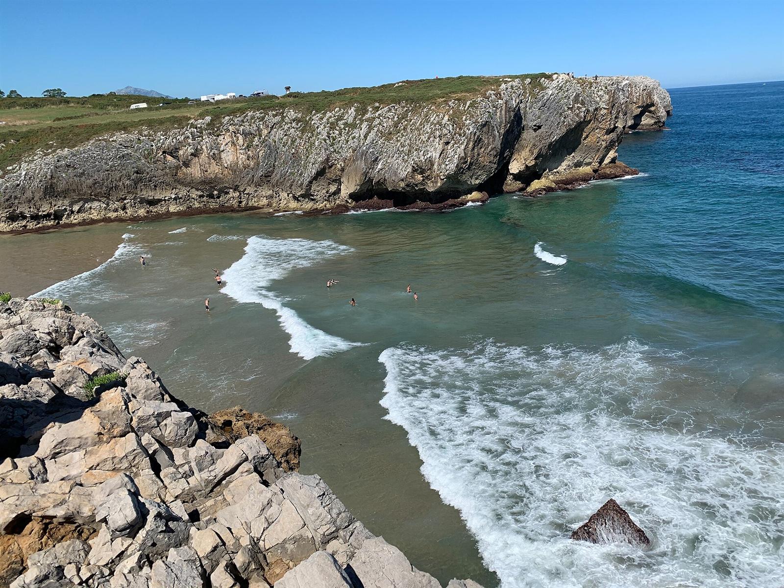 Acantilado y cala de la costa de Llanes junto a los bufones