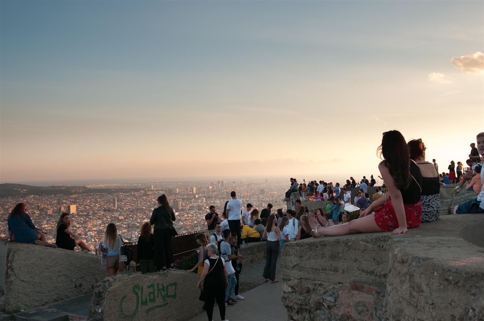 Atardecer en los Bunkers del Carmel con visitantes junto al muro de grafitis