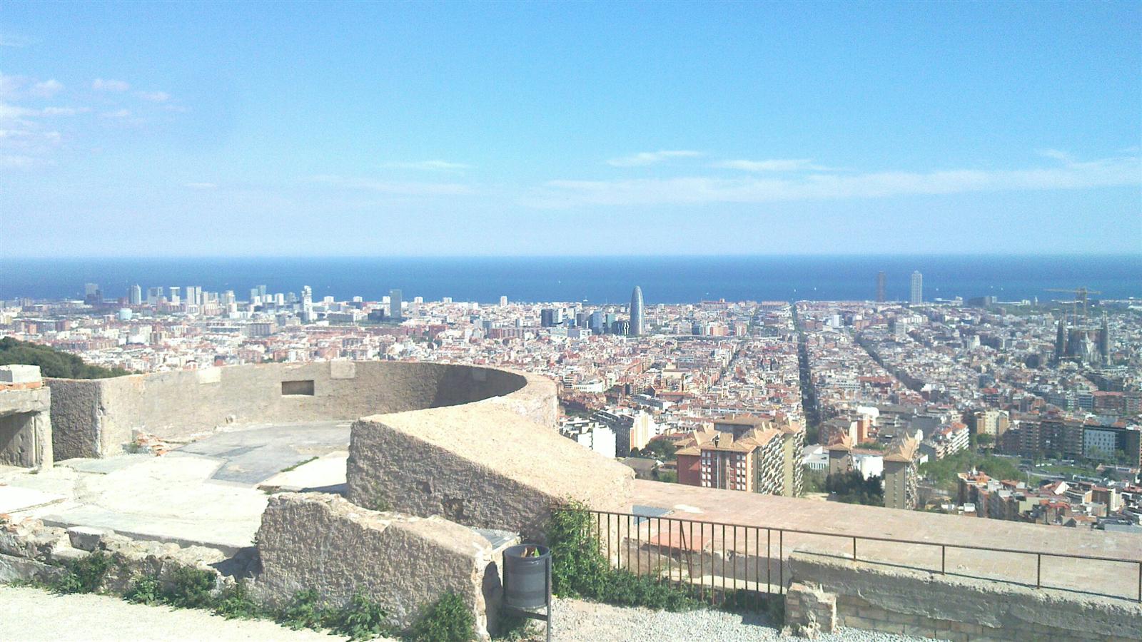 Vista diurna de Barcelona desde el Turó de la Rovira con cielo despejado