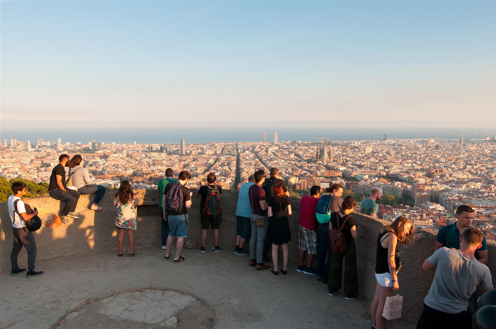 Mirador de los Bunkers del Carmel al atardecer con vistas sobre Barcelona