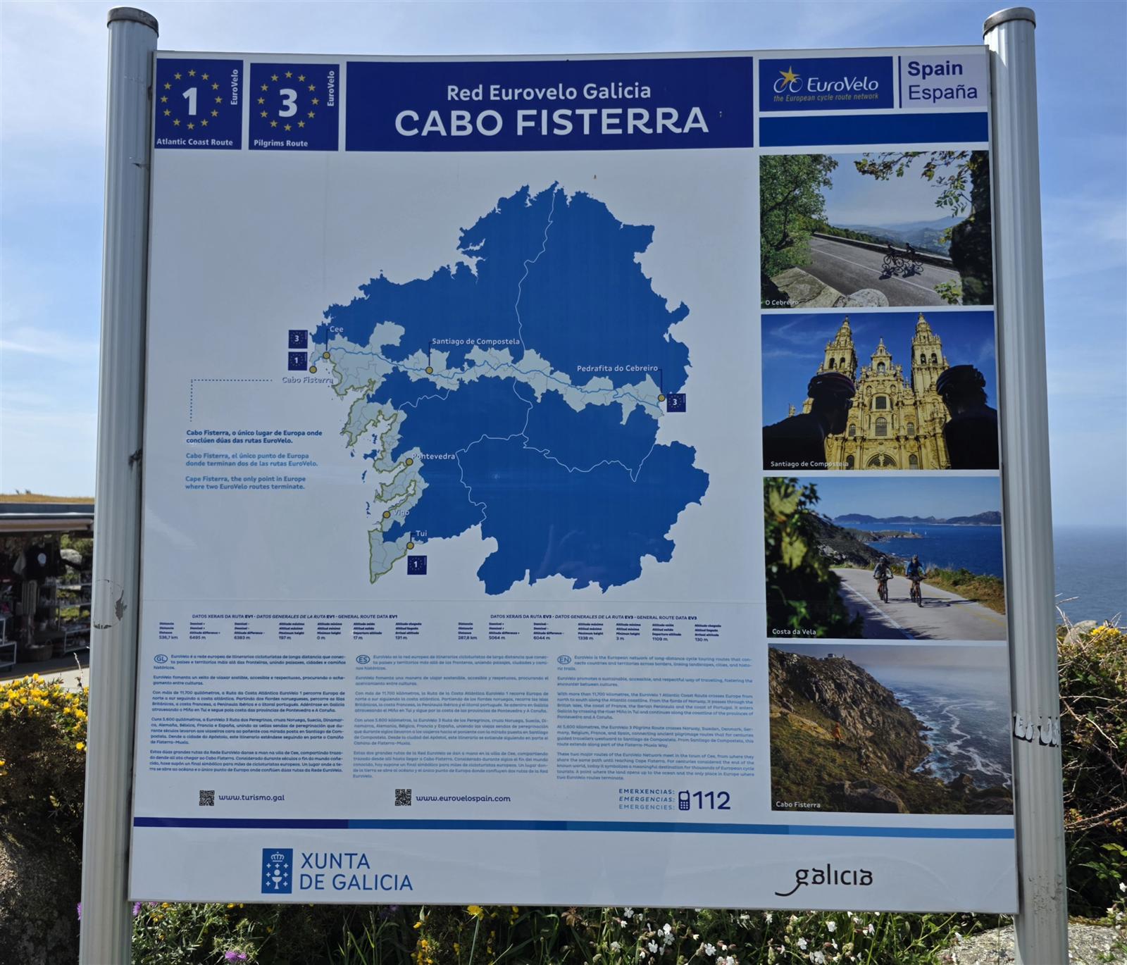 Faro de Cabo Fisterra sobre los acantilados del monte Facho, vista frontal del edificio histórico de 1853, Costa da Morte, Galicia