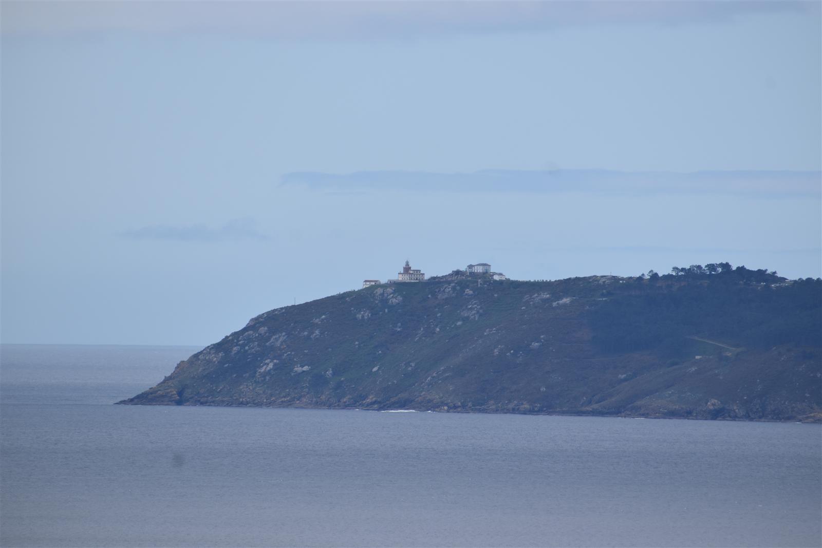 Panorámica de Cabo Fisterra y la Costa da Morte desde el promontorio atlántico, puesta de sol sobre el océano Atlántico, Fisterra, A Coruña