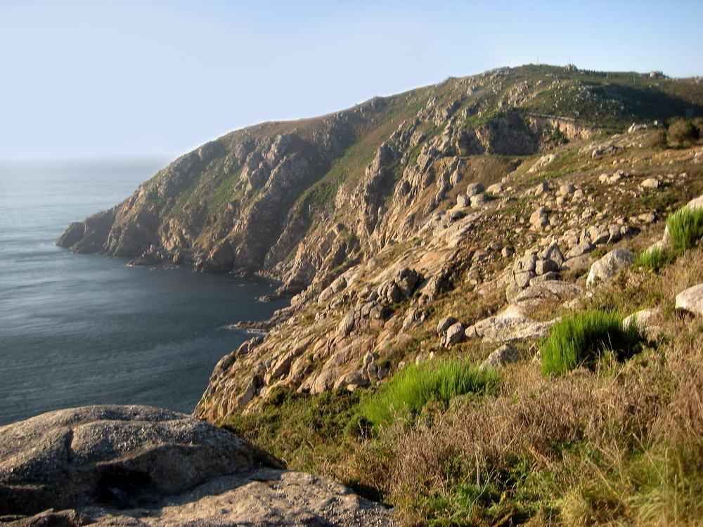 Vista del promontorio de Cabo Fisterra con el faro histórico sobre los acantilados atlánticos, Costa da Morte, Fisterra, A Coruña, Galicia