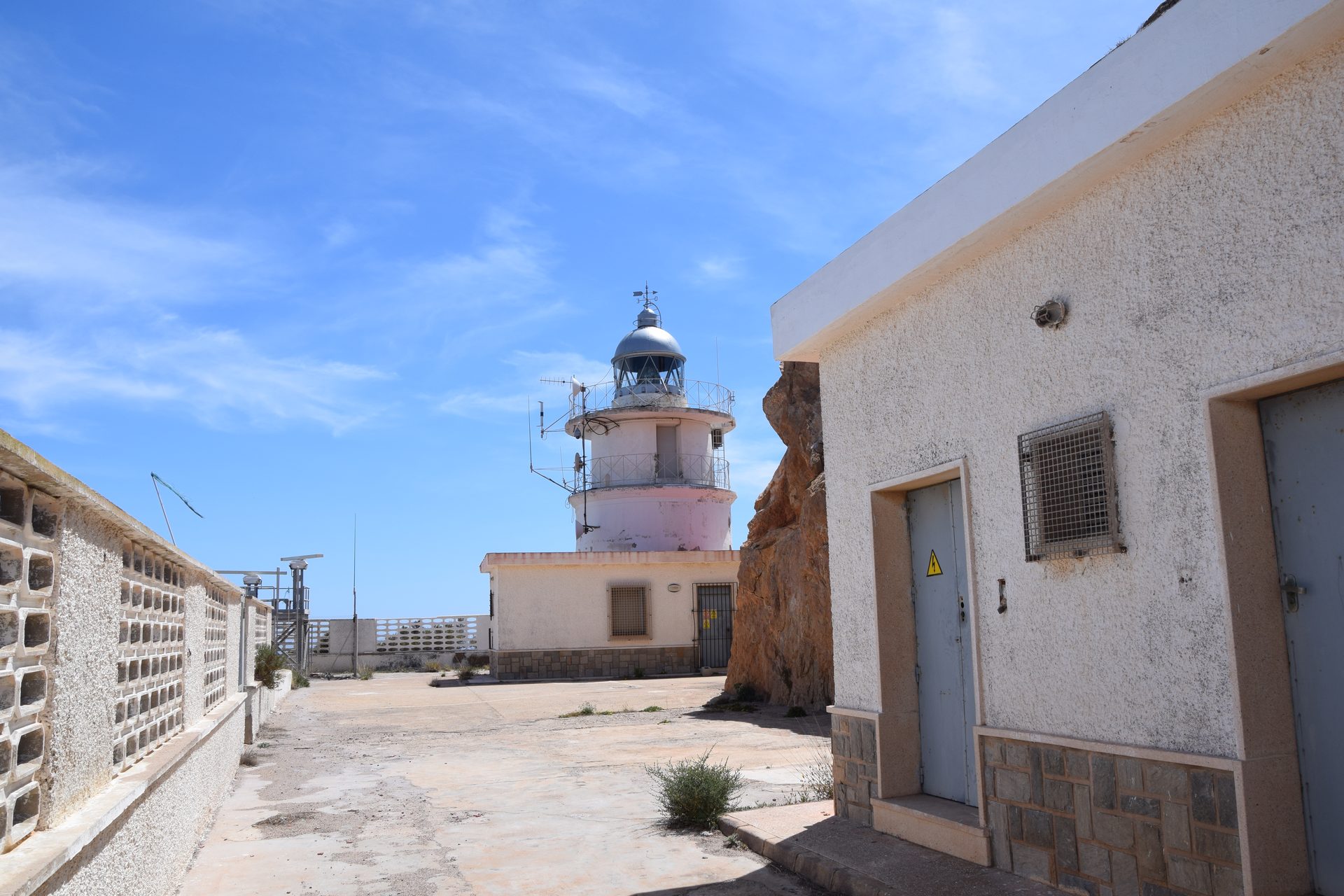 Faro de Cabo Tiñoso sobre los acantilados del Mediterráneo, Cartagena, Murcia